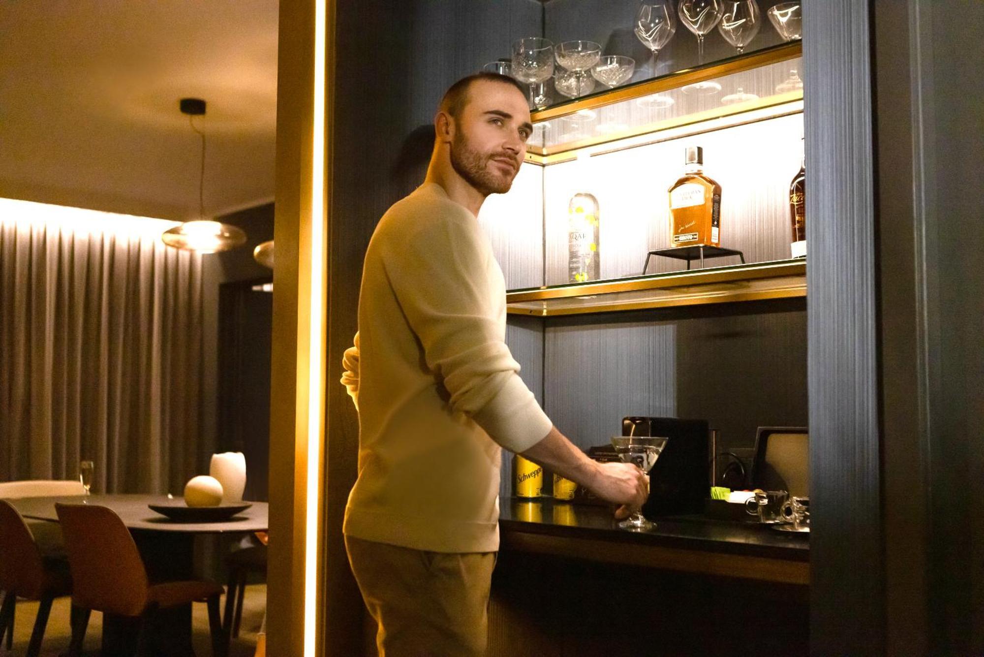 מלון Pullman Santiago El Bosque מראה חיצוני תמונה A bartender at work