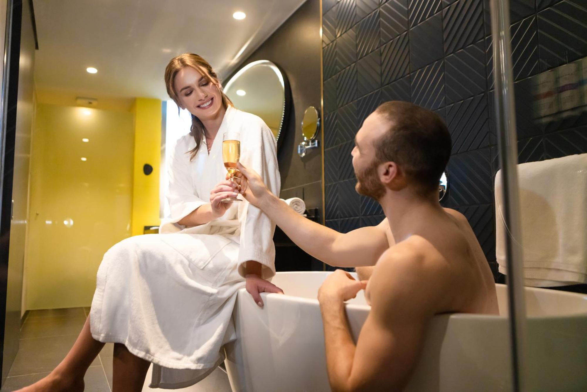 מלון Pullman Santiago El Bosque מראה חיצוני תמונה A couple in a bathroom
