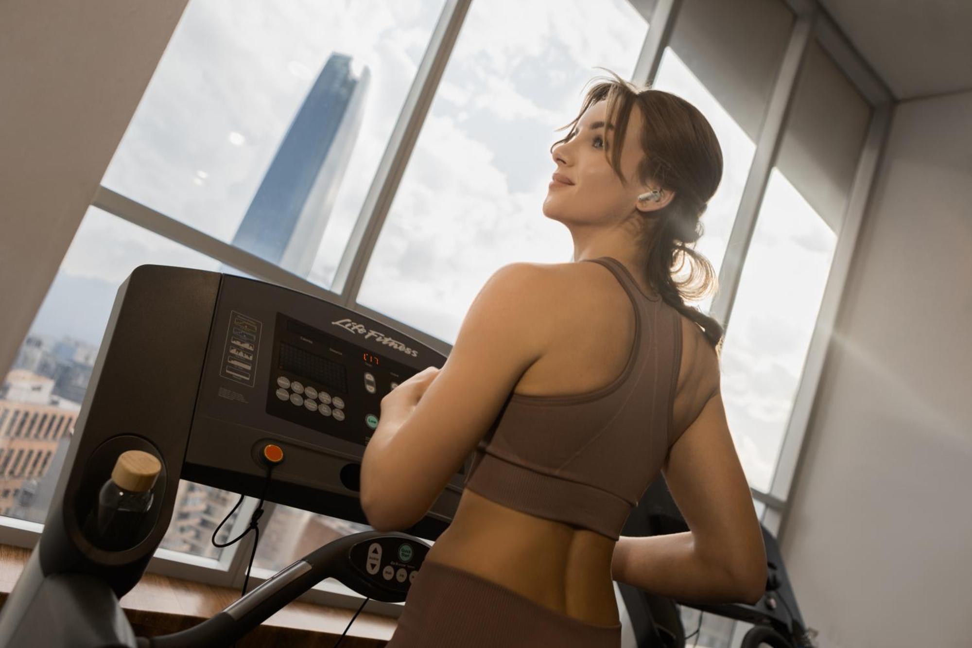 מלון Pullman Santiago El Bosque מראה חיצוני תמונה A woman exercising on a treadmill