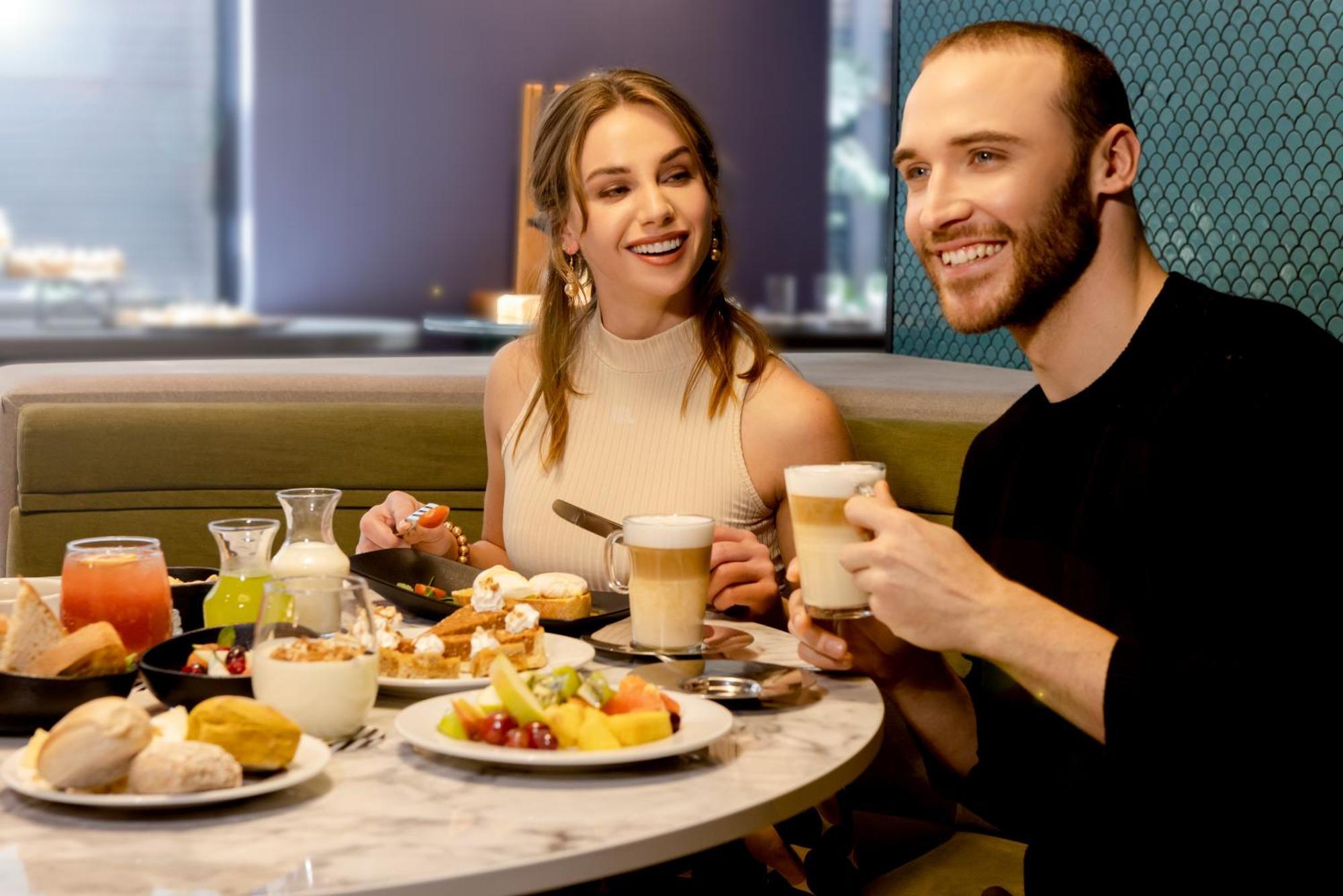 מלון Pullman Santiago El Bosque מראה חיצוני תמונה A couple at a restaurant