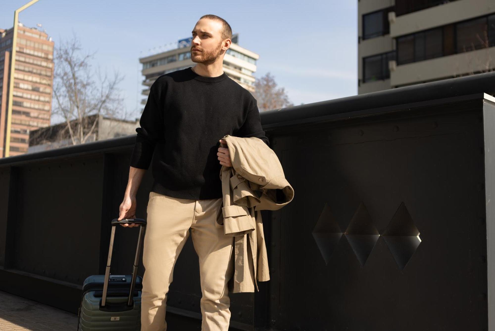 מלון Pullman Santiago El Bosque מראה חיצוני תמונה A man wearing a crew neck sweater