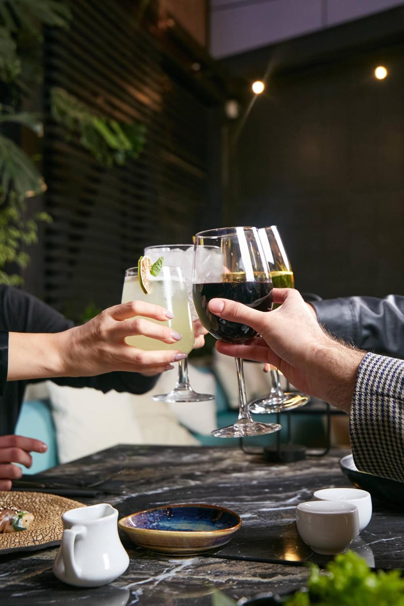 מלון Pullman Santiago El Bosque מראה חיצוני תמונה A toast with wine and cocktails