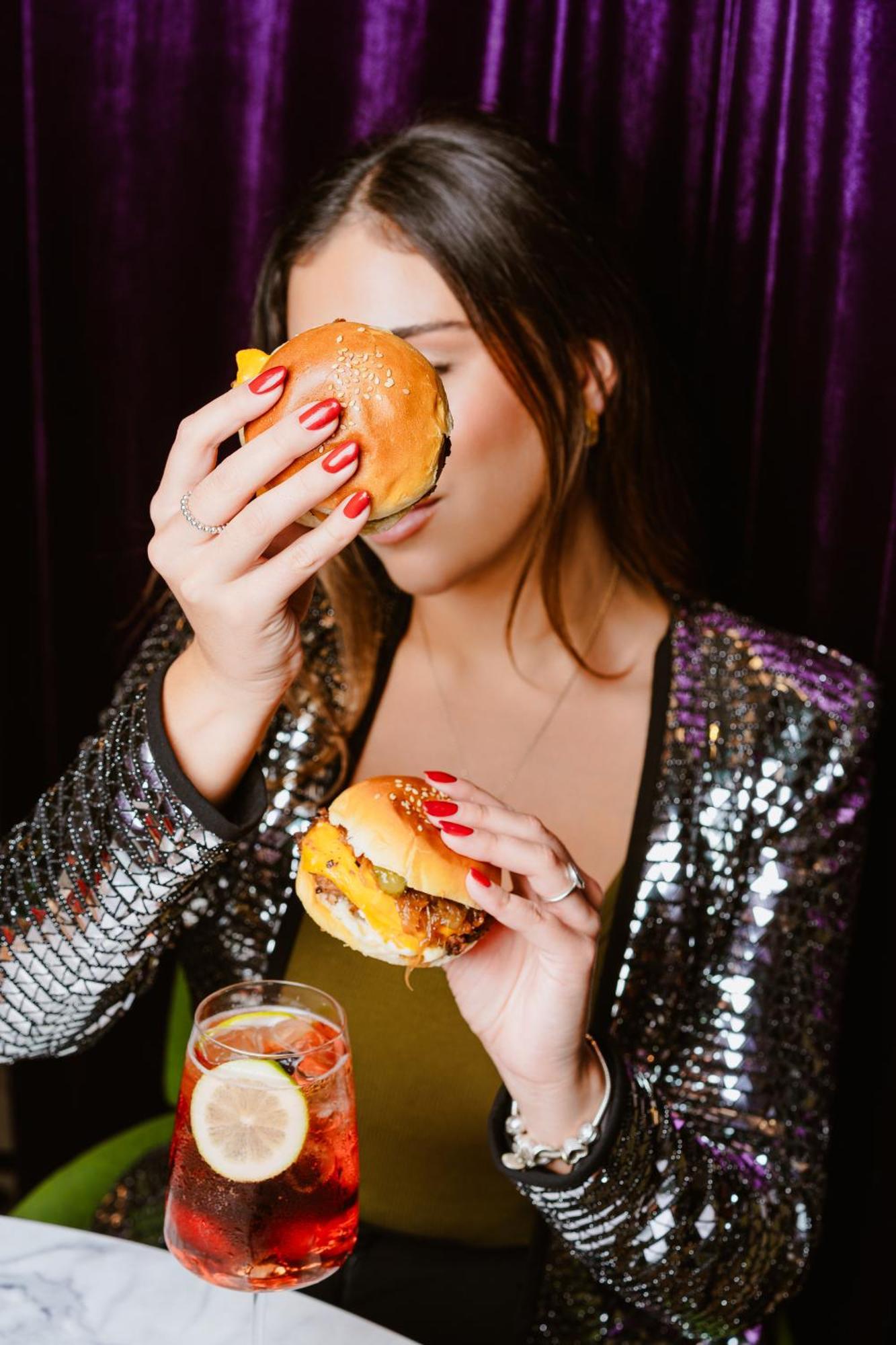 מלון Pullman Santiago El Bosque מראה חיצוני תמונה A woman eating a hamburger