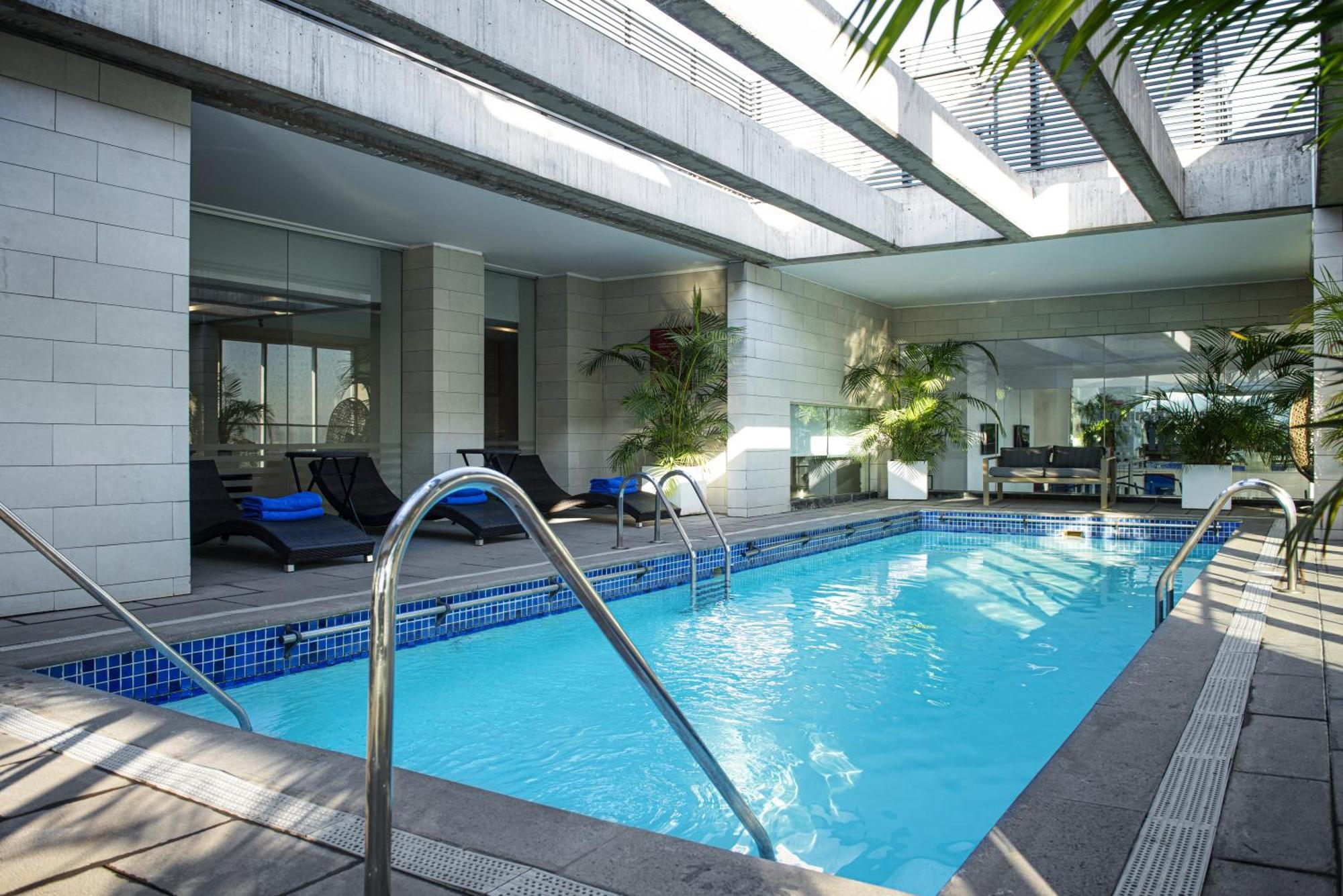מלון Pullman Santiago El Bosque מראה חיצוני תמונה The pool at the hotel